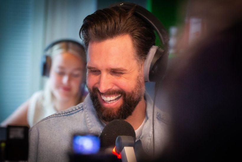 Nick Schilder speelt nieuwe single Dancin’ Alone bij Edwin Evers in de studio afbeelding